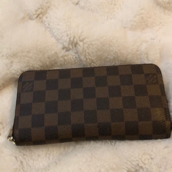 Louis Vuitton zip wallet. EUC